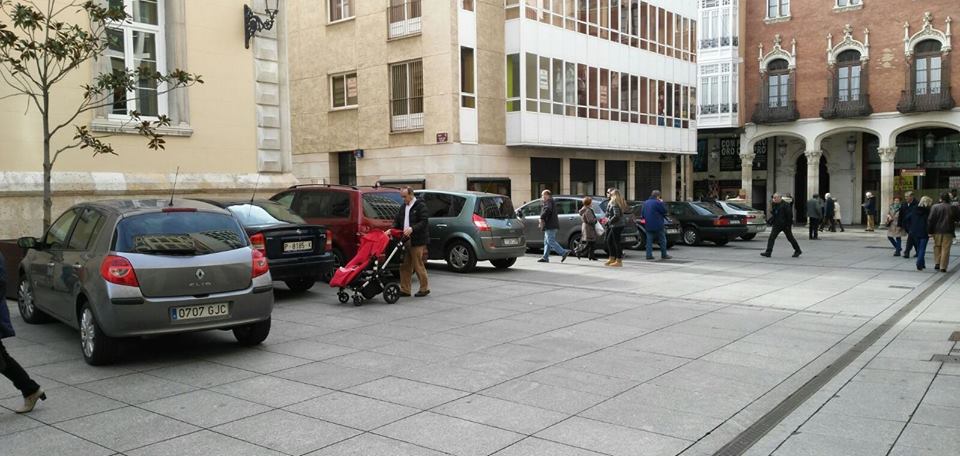 Tráfico de coches en C/ Ignacio Martínez de Azcoitia